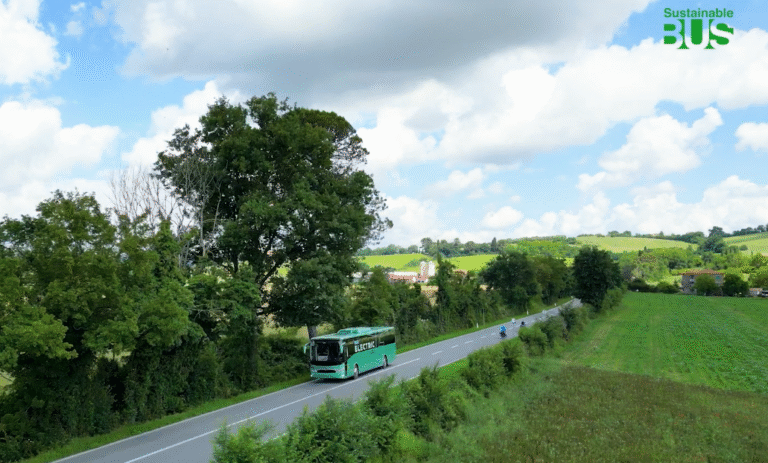 autobus en carretera con paisaje natural austral