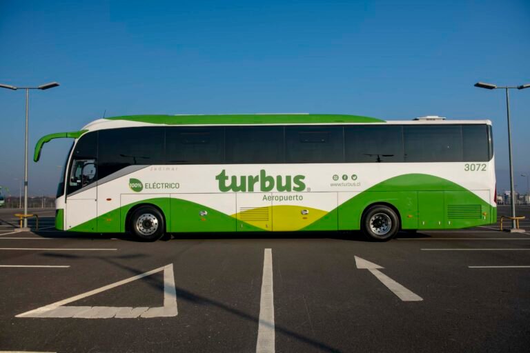 autobus turbus circulando hacia aeropuerto chile