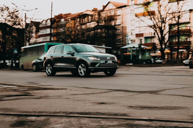 Cuáles Son Los Mejores Autos Para Uber En Chile Que Ahorran Combustible 1 autos economicos circulando por calles urbanas