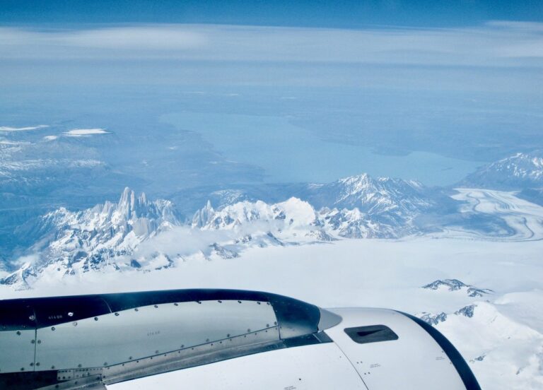 avion despegando sobre paisaje patagonico claro