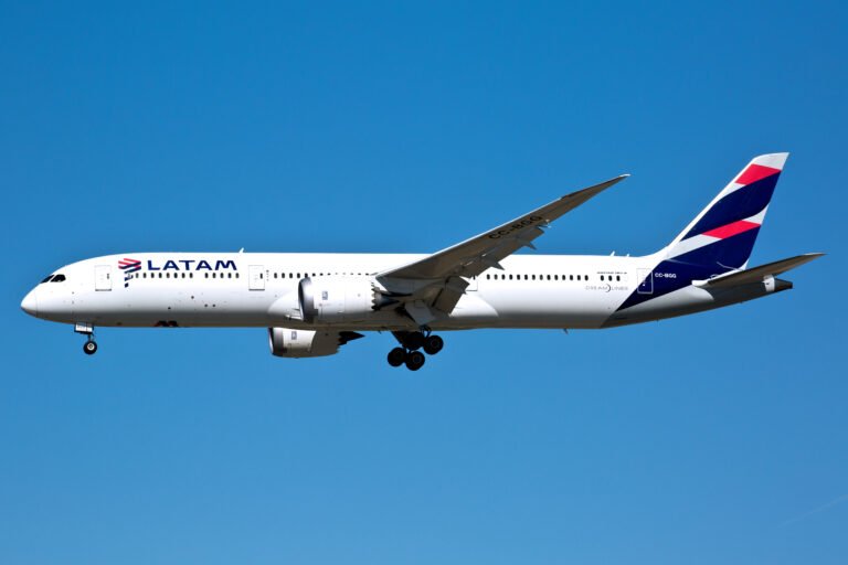 avion latam airlines sobre cielo claro