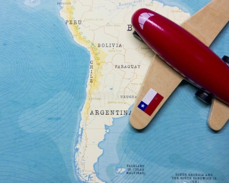 Cuánto cuestan los pasajes de Santiago a Arica con LATAM 8 avion latam sobre mapa de chile