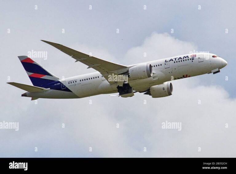 avion latam volando sobre paisaje chileno