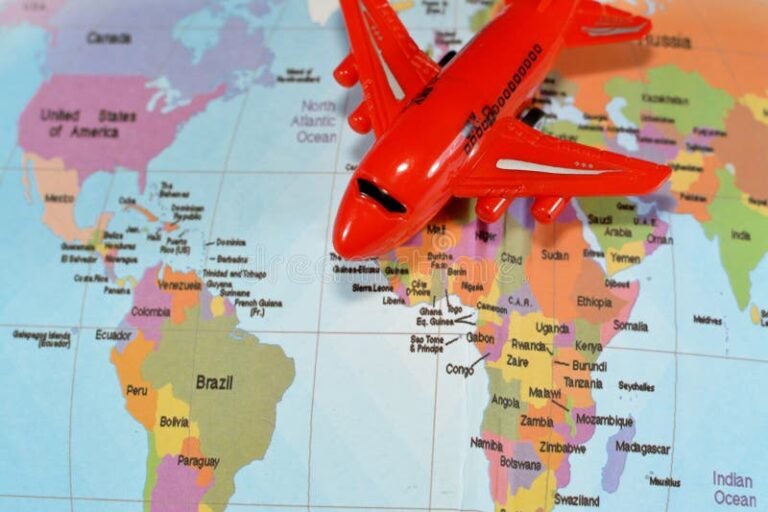 avion sobre mapa de sudamerica colorido