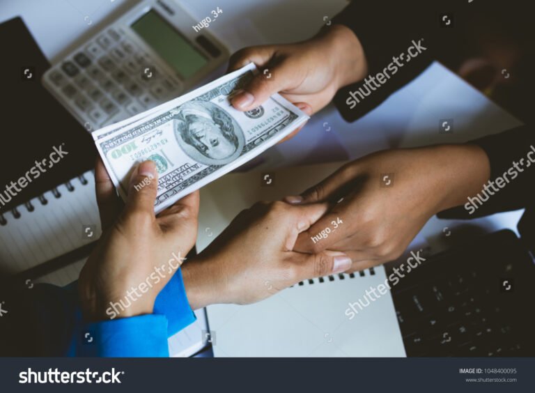 banco entregando dinero a cliente contento