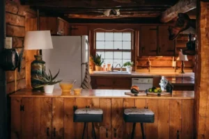 bar rustico de madera en casa acogedora