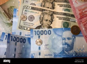 billetes dolares y monedas pesos chilenos juntos