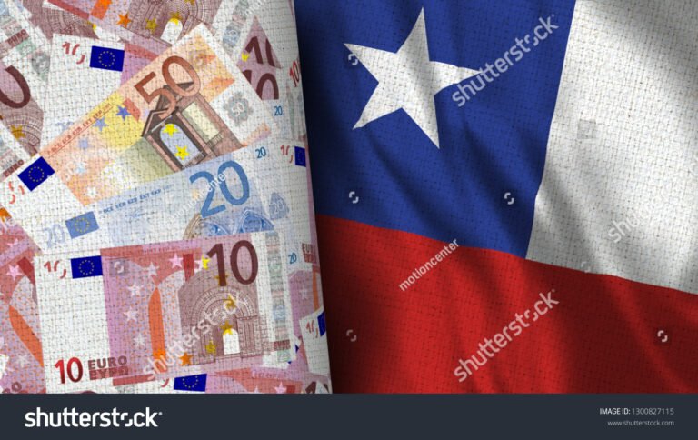 billetes euros y pesos chilenos juntos