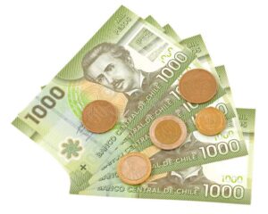 billetes y monedas del peso chileno sobre fondo blanco
