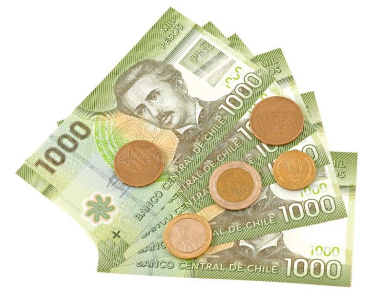 billetes y monedas del peso chileno sobre fondo blanco