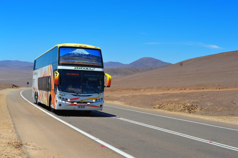 bus viajando por carretera en chile