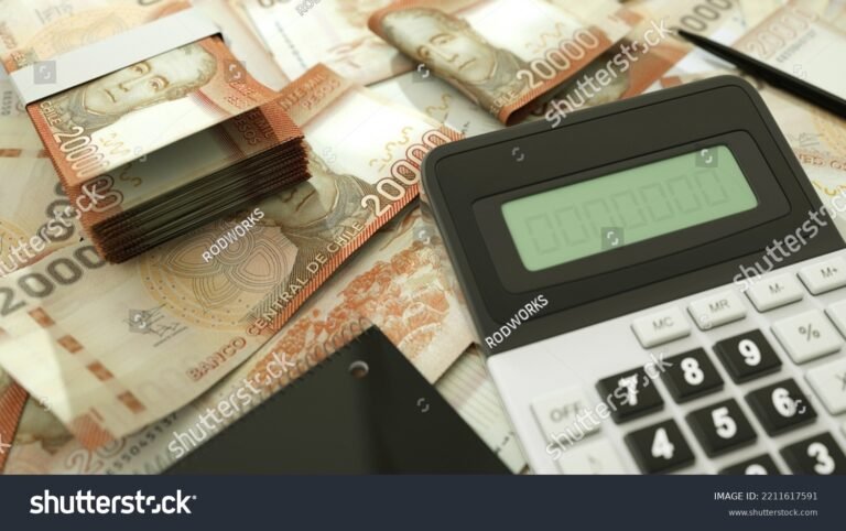 calculadora y billetes chilenos sobre mesa