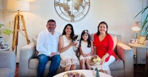 casa moderna chilena con familia feliz