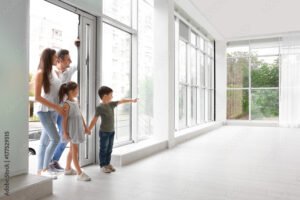 casa moderna con familia feliz entrando