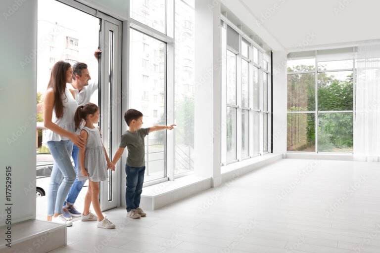 casa moderna con familia feliz entrando