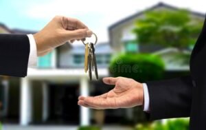 casa nueva con mano entregando llaves