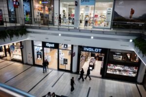 centro comercial moderno con tiendas y visitantes