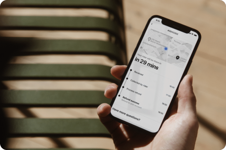 cliente entregando iphone en tienda tecnologia