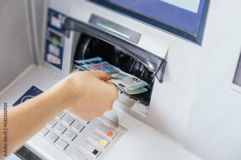 cliente realizando retiro de efectivo en cajero