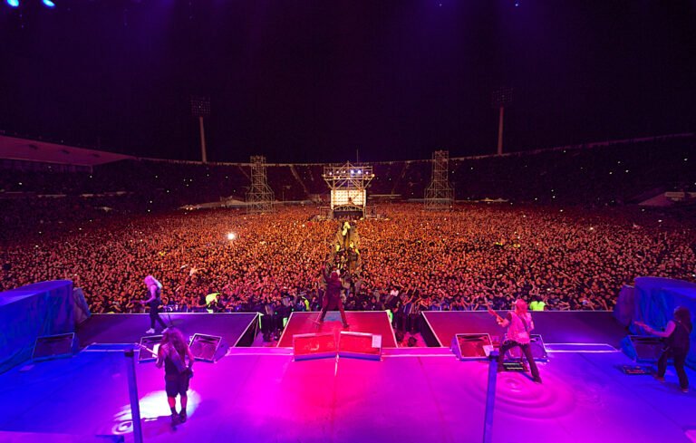 concierto masivo en estadio nocturno chile