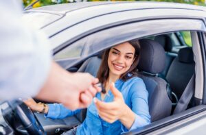 conductor recogiendo auto alquilado mensual