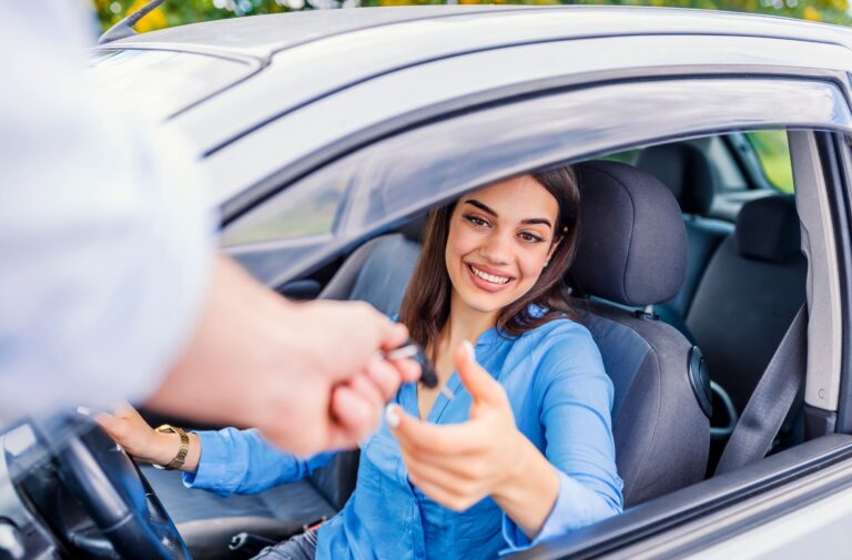conductor recogiendo auto alquilado mensual