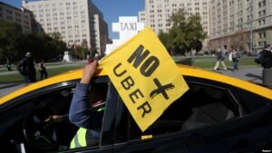 conductor uber manejando taxi en ciudad chilena