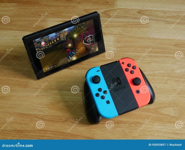 consola nintendo switch sobre mesa madera