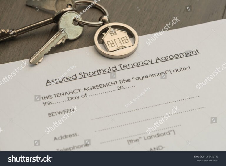 contrato de alquiler con llave sobre mesa