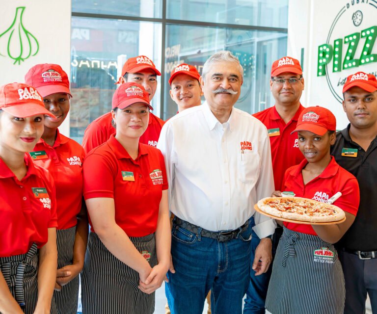 empleado sonriente con uniforme papa johns chileno