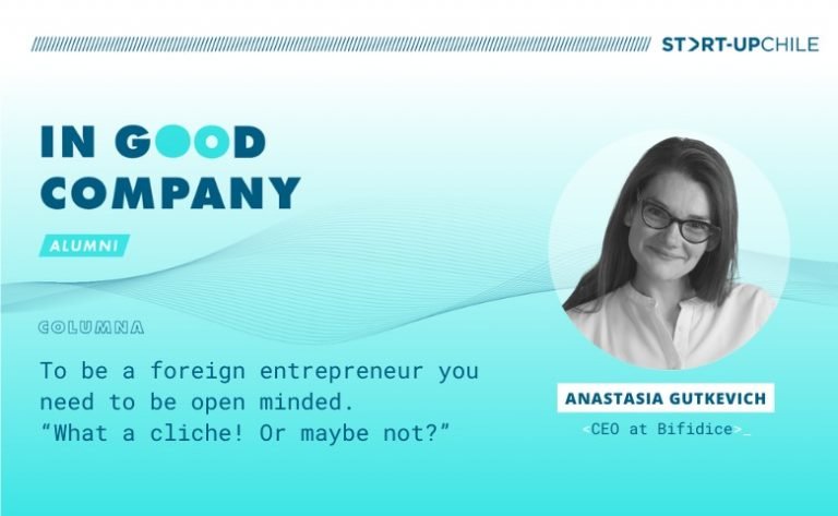 emprendedor chileno escribiendo plan de negocio