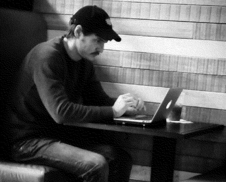 Cómo hacer dinero sin dinero desde cero y rápido en Chile 2 emprendedor chileno usando computadora portatil