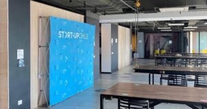 emprendedor feliz firmando documentos chile