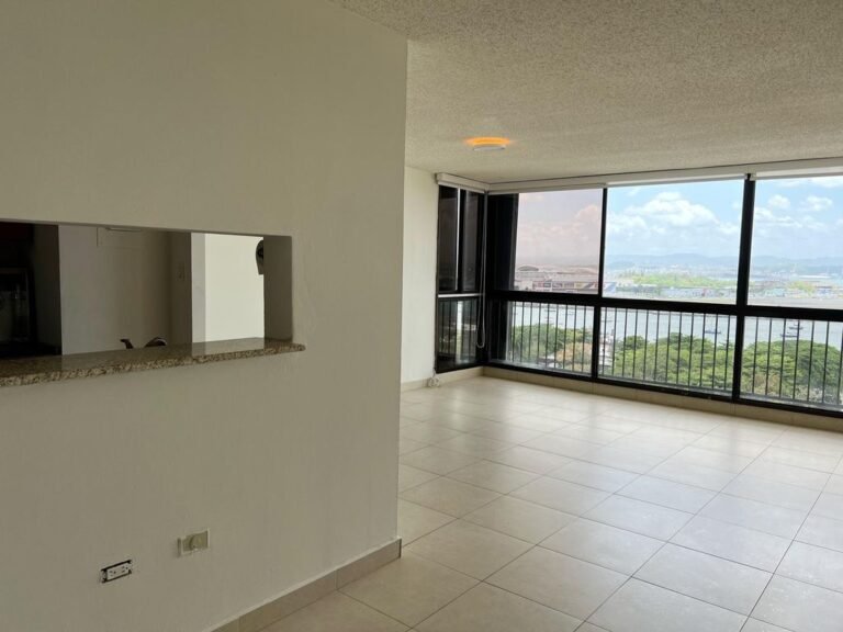 Qué servicios y comodidades ofrece el condominio Alto La Reina