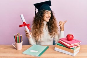 estudiante feliz con diploma y libros abiertos