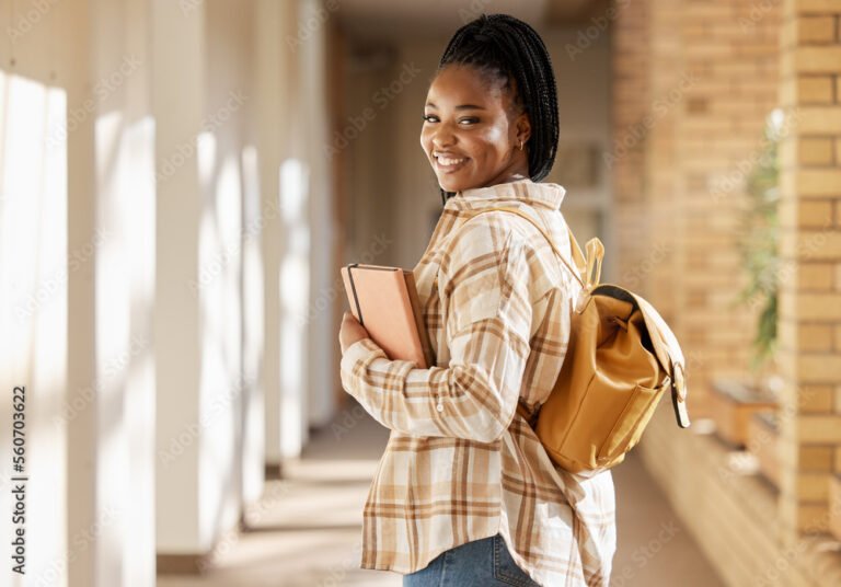 estudiante feliz con mochila y libros 1