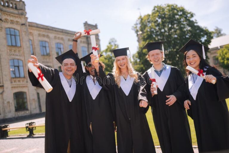 estudiantes celebrando en campus universitario alegre