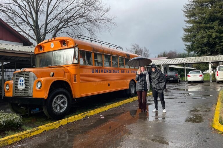 estudiantes chilenos viajando en autobus turistico