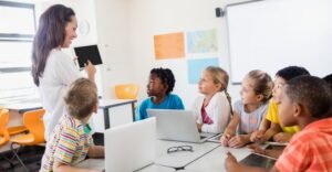 estudiantes en aula moderna con laptops