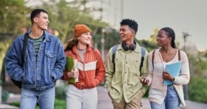 estudiantes felices con mochilas en campus universitario