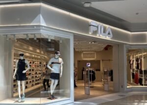 exterior costanera center con tienda deportiva visible