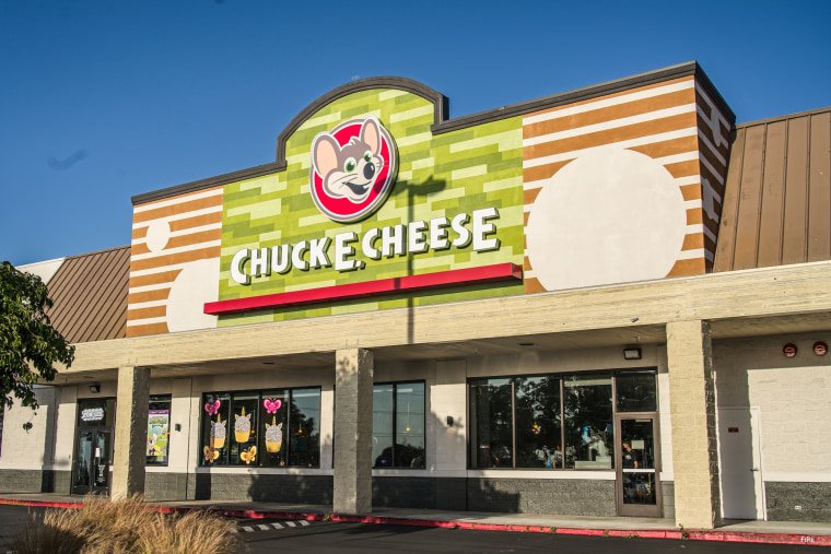 exterior divertido de chuck e cheese familiar