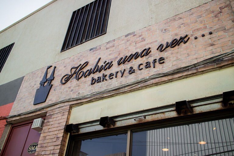 fachada carls jr mall plaza egana