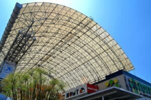 fachada del cine en centro comercial parque arauco