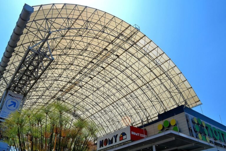 fachada del cine en centro comercial parque arauco