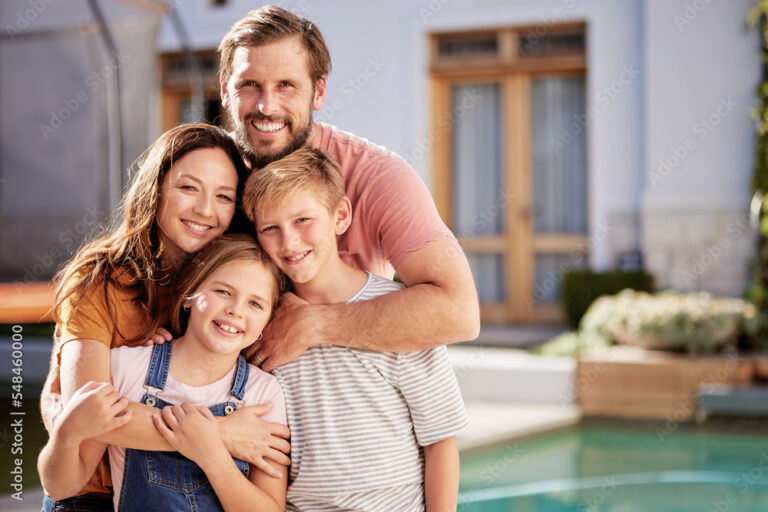 familia feliz abrazandose al aire libre