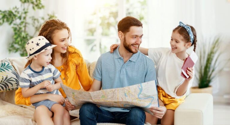 familia feliz con pasaportes y mapas