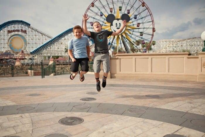 familia sonriente en disneyland chile viaje