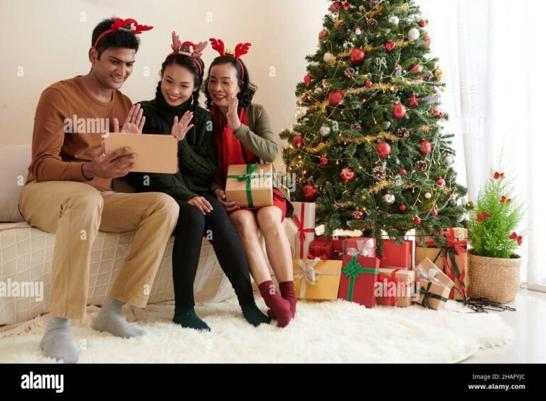 familia sonriente en videollamada navidena