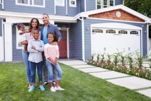 familias felices frente a nueva vivienda moderna